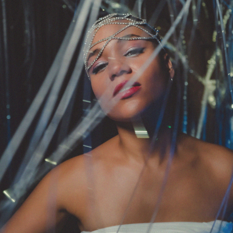 Portrait de tennin, artiste indépendante et chanteuse française R&B - Pop aux accents cinématographiques 